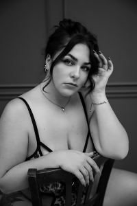 Boudoir Schwarz-Weiß-Fotografie – Femmina Fotografie elegant. Sinnliches Boudoir-Foto einer Frau – Femmina Fotografie Pirmasens.