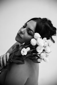 Ausdrucksstarke Boudoir-Portrait – Sinnlichkeit und Selbstbewusstsein absolut im Fokus. Boudoir Fotografie rund um Thaleischweiler-Fröschen – künstlerisches Schwarz-Weiß-Foto einer Frau von Femmina Fotografie.