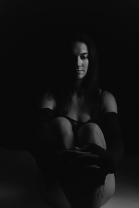 Ausdrucksstarke Schwarz-Weiß-Fotografie – Femmina Fotografie Pirmasens. Intime und elegante Boudoir Fotografie in Rheinland-Pfalz.