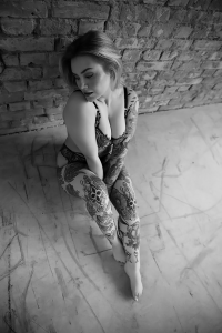 Stilvolle Boudoir-Fotografie für Frauen, die ihre Sinnlichkeit feiern möchten. Zeitlose Boudoir Fotografie – Femmina Pirmasens Fabrikaufnahme.