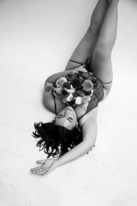 Boudoir Schwarz-Weiß-Fotografie – Femmina Fotografie bei Kaiserslautern. Künstlerisches Boudoir-Foto einer Frau – Pirmasens Rheinland-Pfalz.