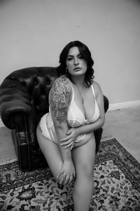 Boudoir Schwarz-Weiß-Fotografie – Femmina Fotografie bei Kusel. Ausdrucksstarke Boudoir-Aufnahme – natürliche Schönheit im Fokus.