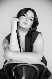 Boudoir Schwarz-Weiß-Fotografie – Femmina Fotografie bei Neunkirchen. Künstlerisches Frauenporträt – Boudoir Fotografie in Rheinland-Pfalz.