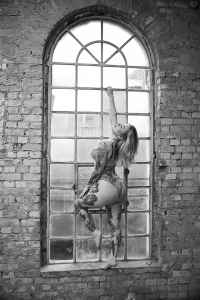 Stilvolle Boudoir-Fotografie für Frauen, die ihre Sinnlichkeit feiern möchten. Ausdrucksstarkes Boudoir-Foto einer Frau – künstlerische Fotografie.