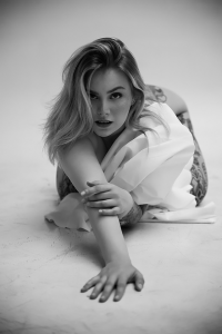 Stilvolle Boudoir-Fotografie für Frauen, die ihre Sinnlichkeit feiern möchten. Verführerische Porträtaufnahme – Boudoir Shooting Pirmasens.