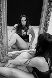 Stilvolle Boudoir-Fotografie für Frauen, die ihre Sinnlichkeit feiern möchten. Künstlerisches Frauenporträt – Boudoir Fotografie in der Südwestpfalz