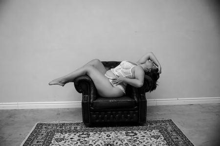 Boudoir Schwarz-Weiß-Fotografie – Femmina Fotografie bei Rodalben. Schwarz-Weiß Boudoirfoto einer Frau – Femmina Fotografie Rheinland-Pfalz.