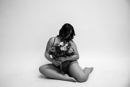 Boudoir Schwarz-Weiß-Fotografie – Femmina Fotografie Pirmasens. Femmina Fotografie – natürliche Boudoiraufnahme mit Stil.