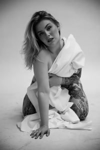 Stilvolle Boudoir-Fotografie für Frauen, die ihre Sinnlichkeit feiern möchten. Ausdrucksstarke Boudoir-Aufnahme einer Frau – kunstvolle Fotografie.