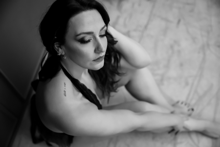 Stilvolle Boudoir-Fotografie für Frauen, die ihre Sinnlichkeit feiern möchten. Sanfte Schwarz-Weiß-Fotografie – Boudoir Porträt bei Pirmasens.