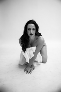 Stilvolle Boudoir-Fotografie für Frauen, die ihre Sinnlichkeit feiern möchten. Ausdrucksstarke Boudoir-Aufnahme – deine natürliche Schönheit im Fokus.