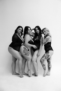 Zeitlose elegante Schwarz-Weiß-Fotografie – Ästhetisch, selbstbewusst, feminin. Ausdrucksstarkes Boudoir-Foto – stilvolle Fotografie bei Pirmasens.