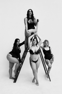 Zeitlose Schwarz-Weiß-Fotografie – Ästhetisch, selbstbewusst, feminin. Ausdrucksstarkes Boudoir-Shooting – stilvolle Fotografie bei Pirmasens.